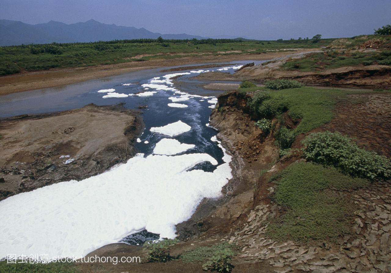 被污染的河流。河从造纸厂废水严重污染。白色