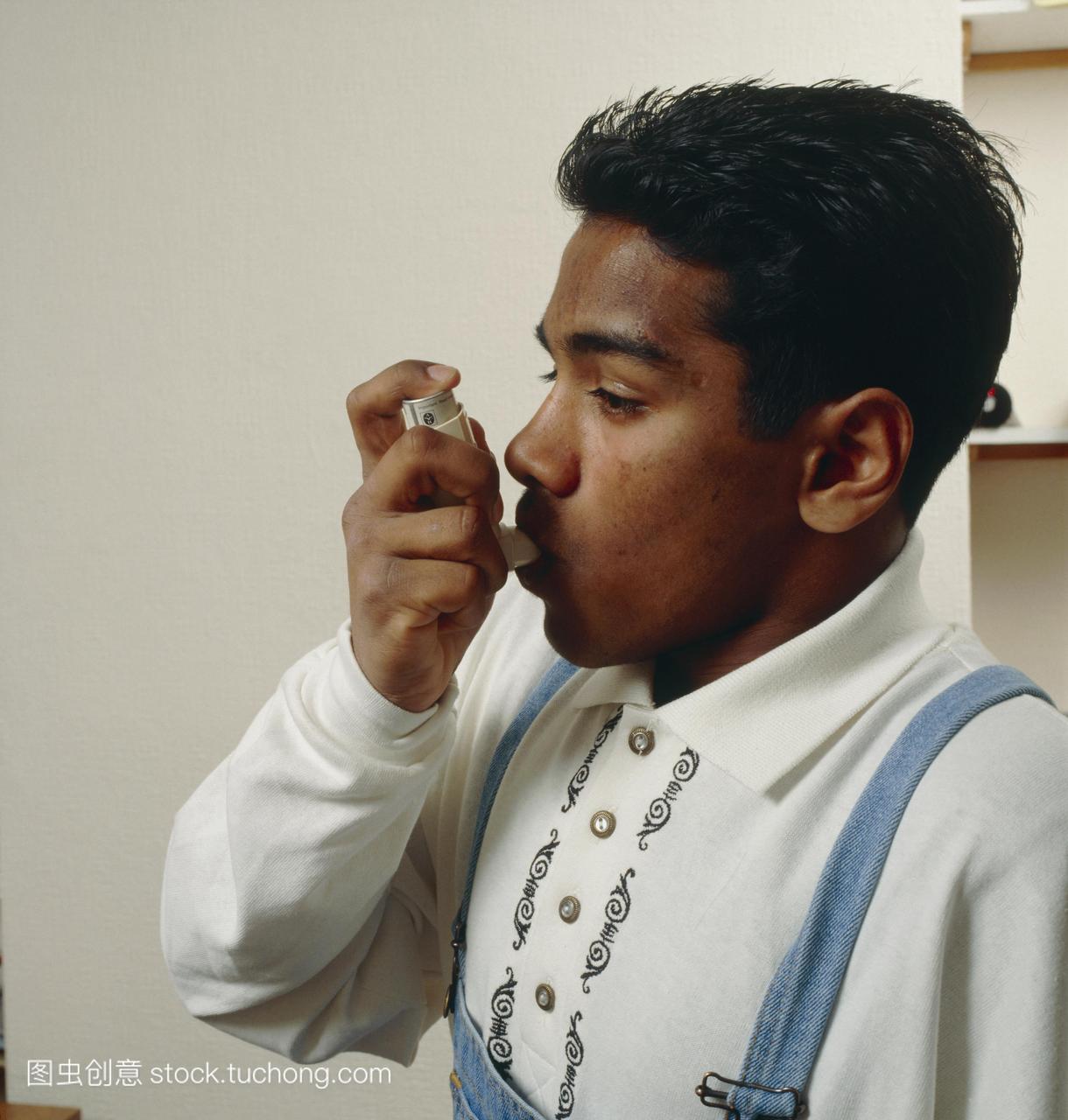 使用吸入器控制哮喘发作,哮喘是一种支气管疾