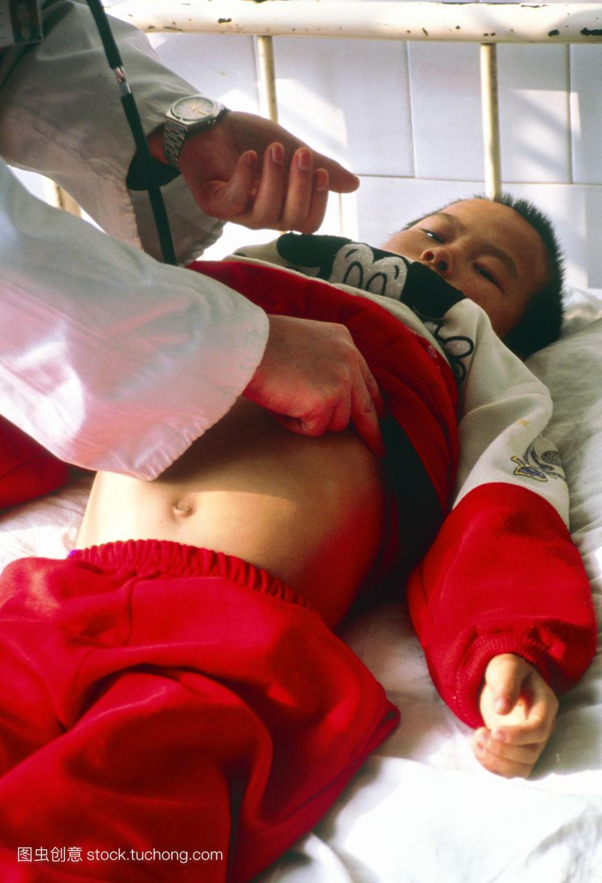 岁男孩患有肠血吸虫病bilharzia的肿胀的腹部。