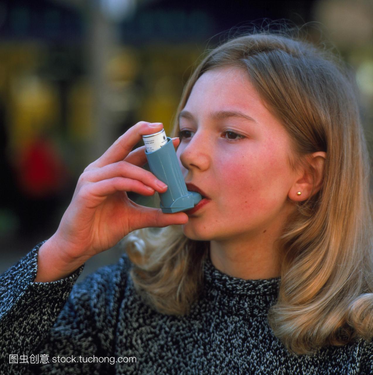 括缩小肺细支气管的小气道发炎产生过多的痰。