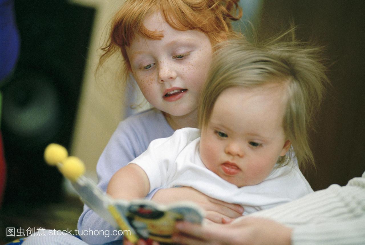 模型发布唐氏综合征婴儿1岁女婴看一本书和一