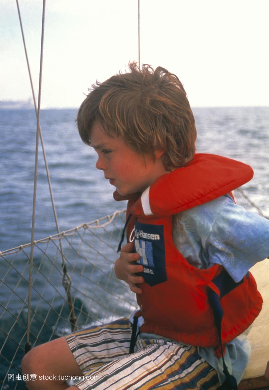 模型发布。晕船。一个七岁的男孩在船上举行他