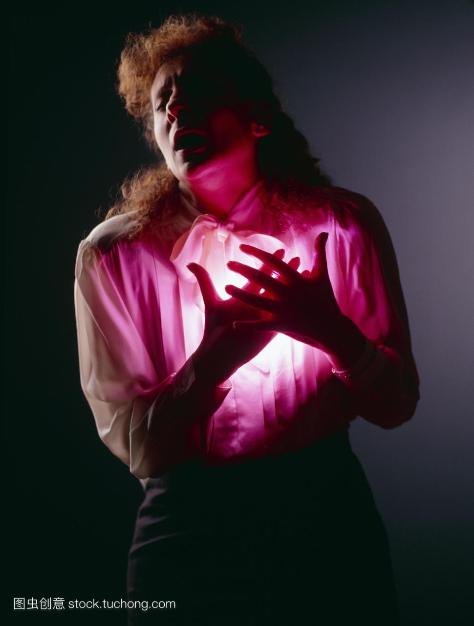 绞痛或心脏病发作时,在疼痛中紧紧抓住胸部。