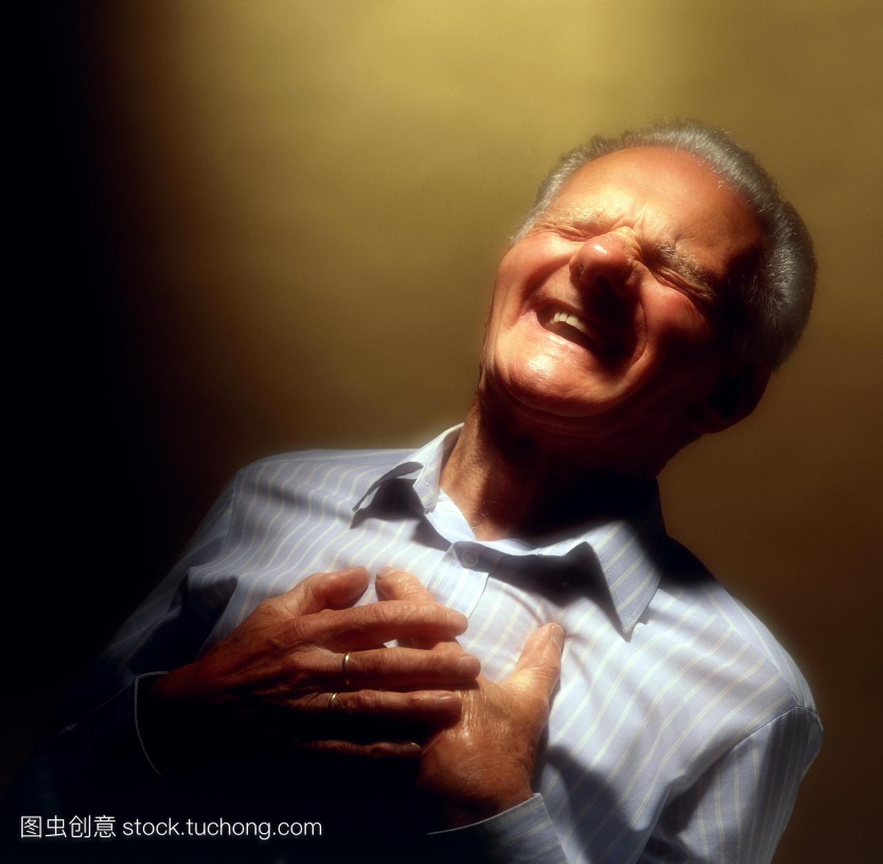 在心绞痛或心脏病发作时,在疼痛中抱着胸部。