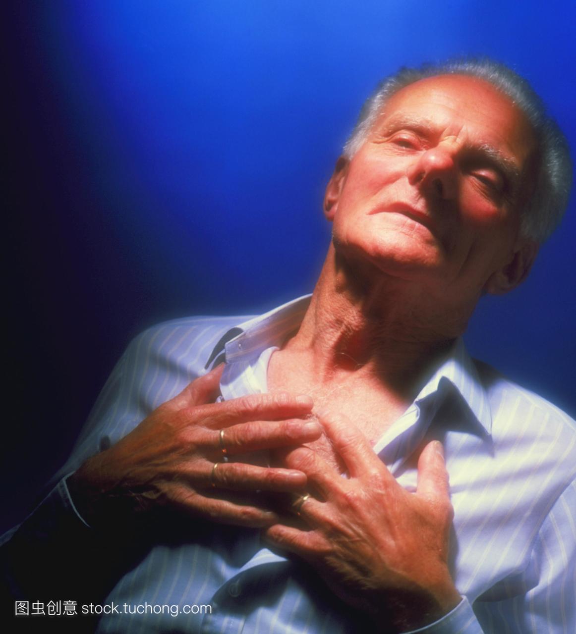 病发作。心绞痛是一种严重的疼痛和收缩胸部。