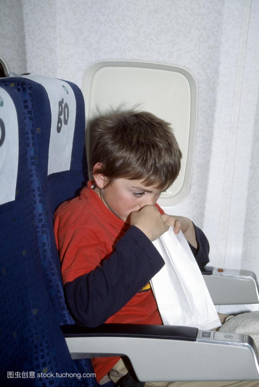 模型发布。晕机。小男孩在飞机上呕吐,由于晕