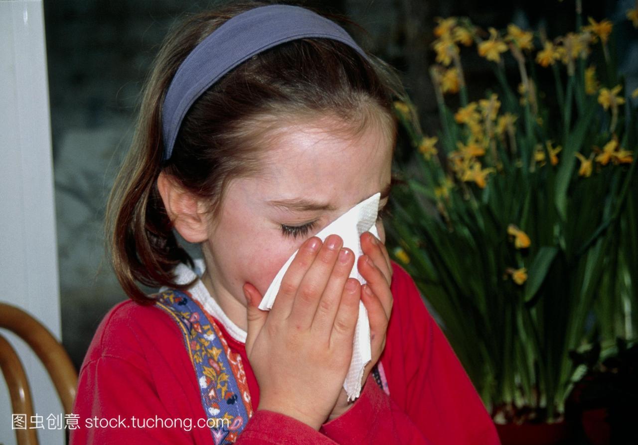 子虽然坐在花园。花粉热也被称为过敏性鼻炎。
