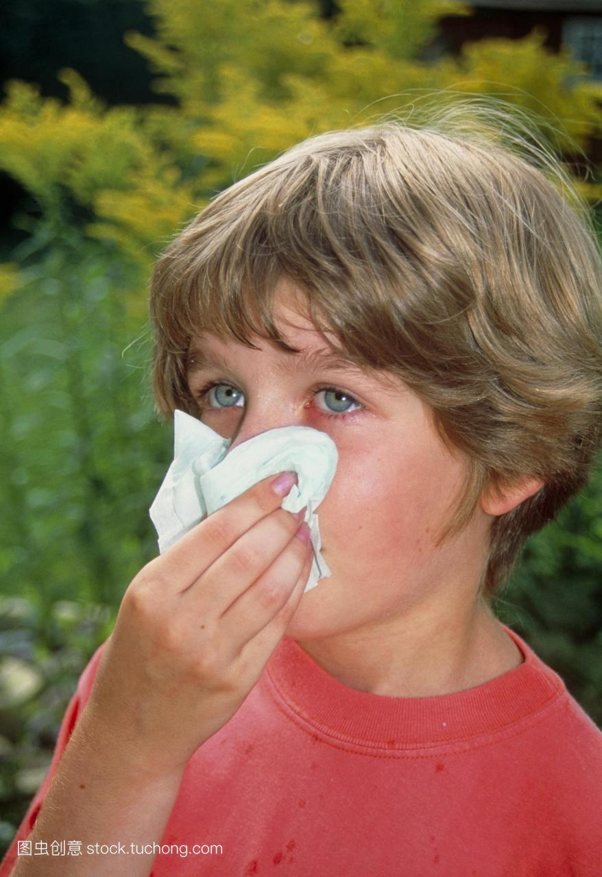 模型发布。流鼻涕。年轻女孩与鼻炎由于花粉热