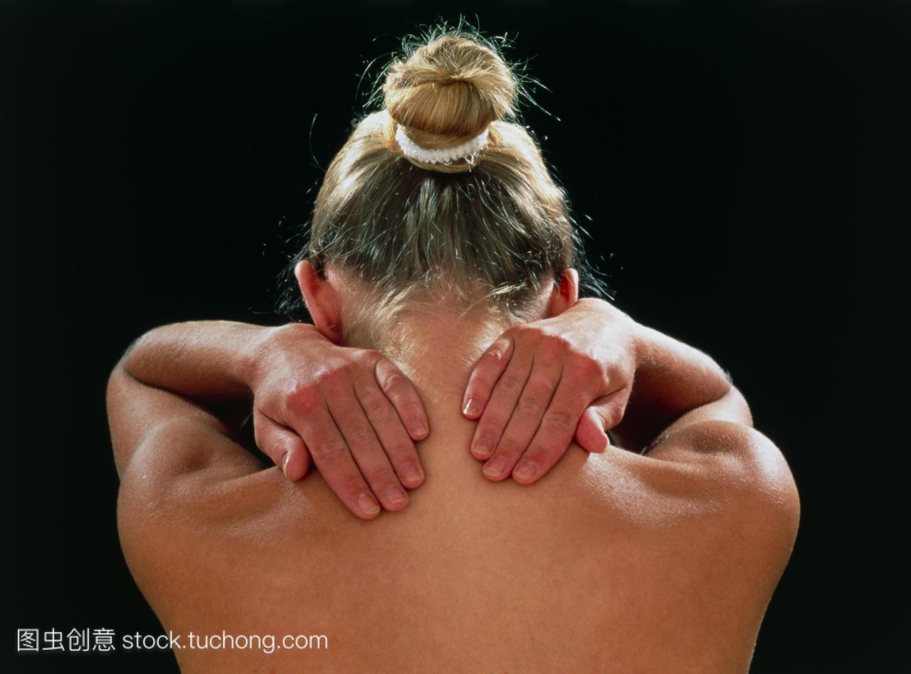 子和肩膀可能是由于疼痛和僵硬的脖子和背部肌