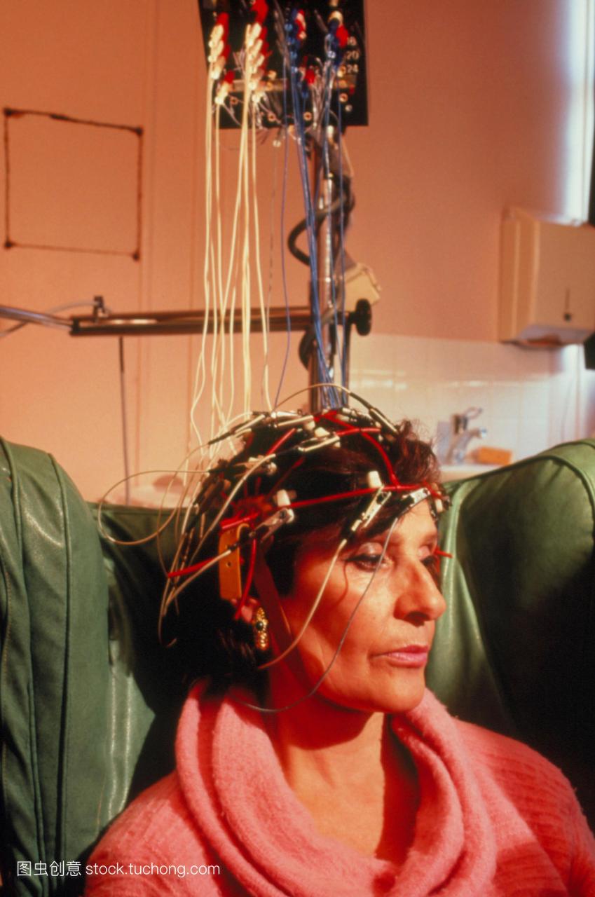 脑电图EEG测试对阿尔茨海默病显示一个女人