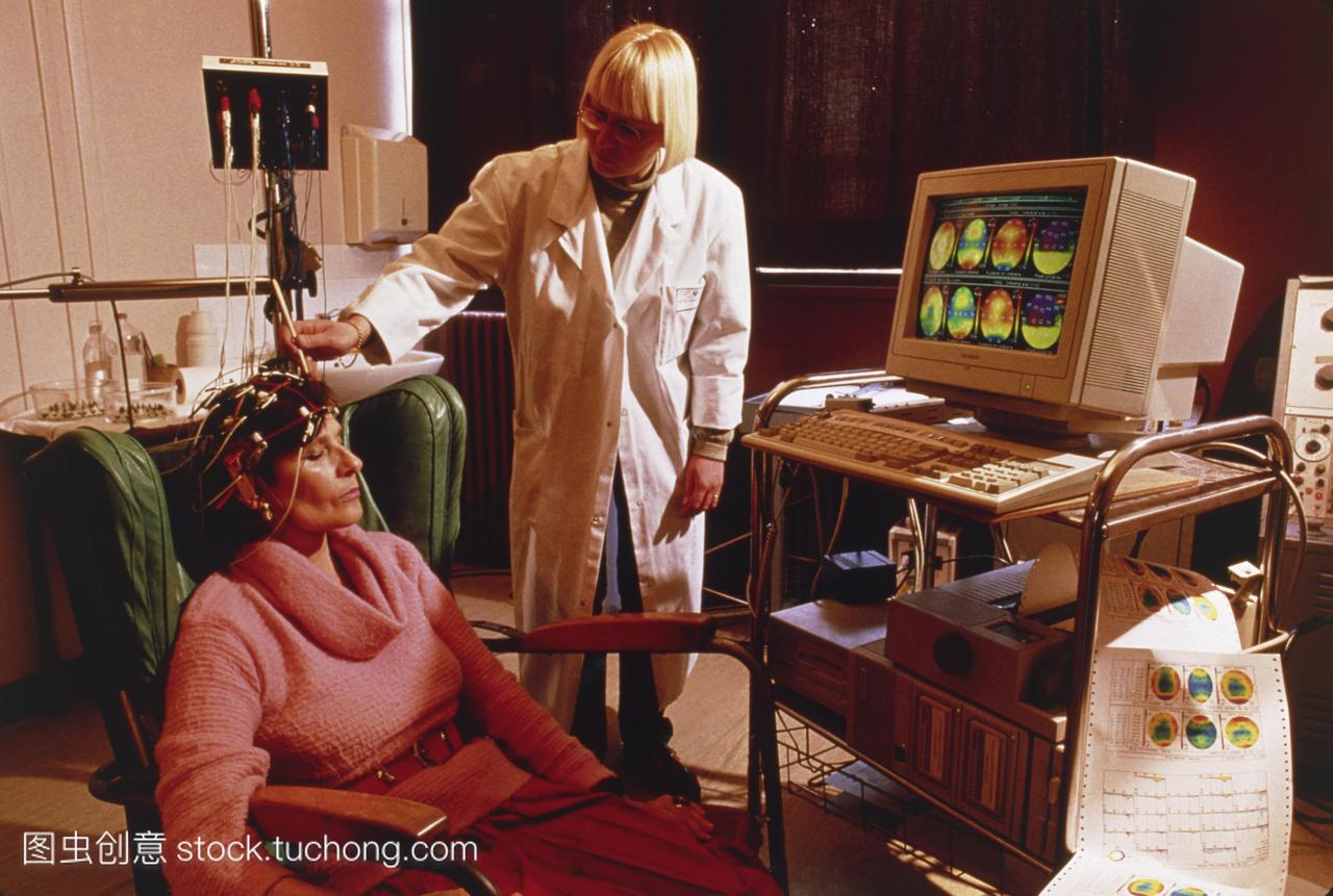 脑电图EEG测试对阿尔茨海默病显示一个女人