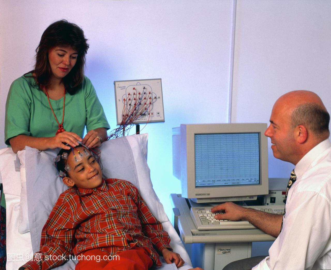 图。医生监控一个年轻男孩的大脑活动脑电波使