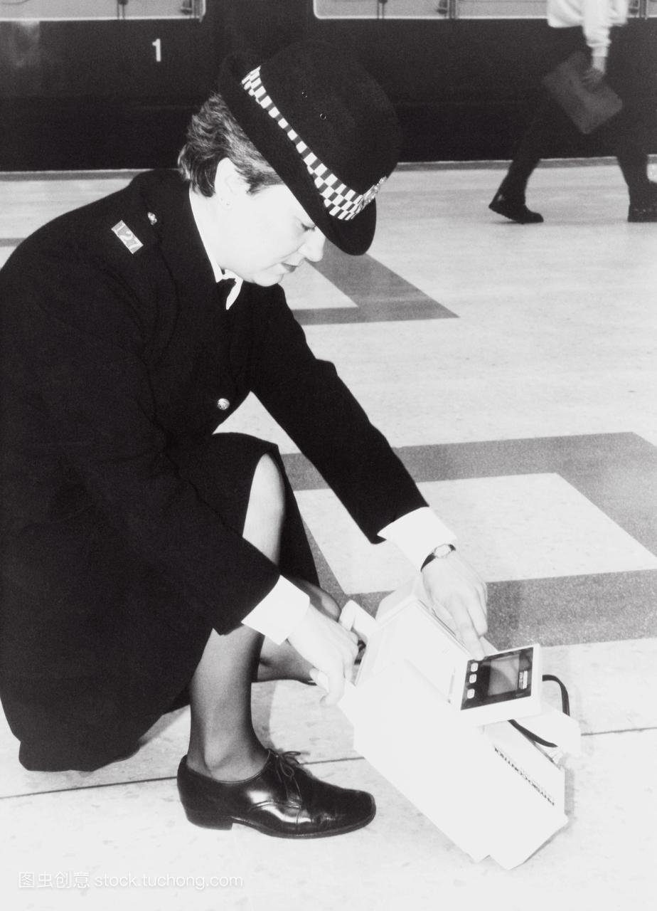 女警察在维多利亚车站展示心脏除颤器的使用。