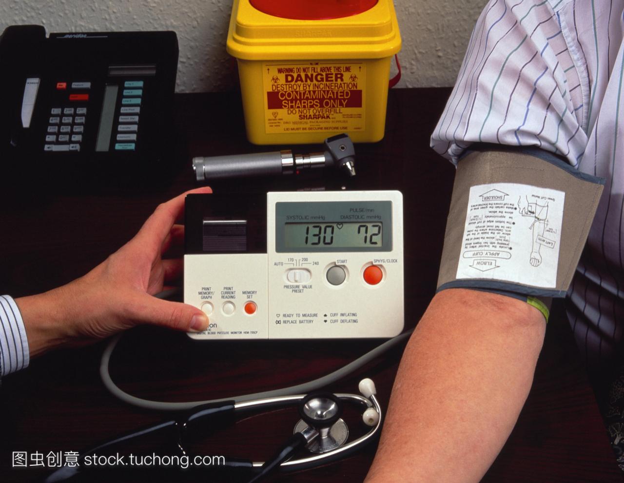 血压测量。一位普通执业医生的手在测量一位老