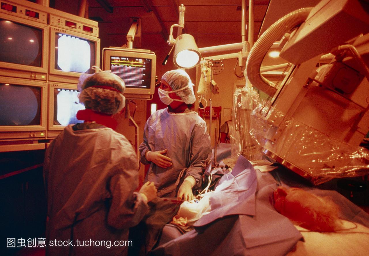 模型公布一名外科医生进行心脏导管插管。导管