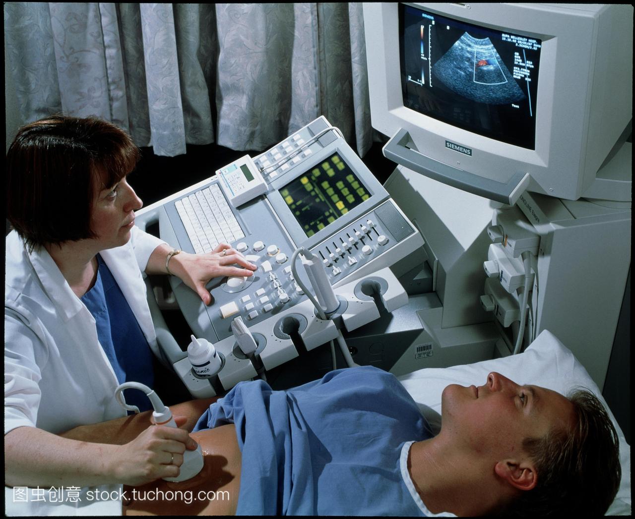 模型发布。超声波扫描。医生使用多普勒超声扫