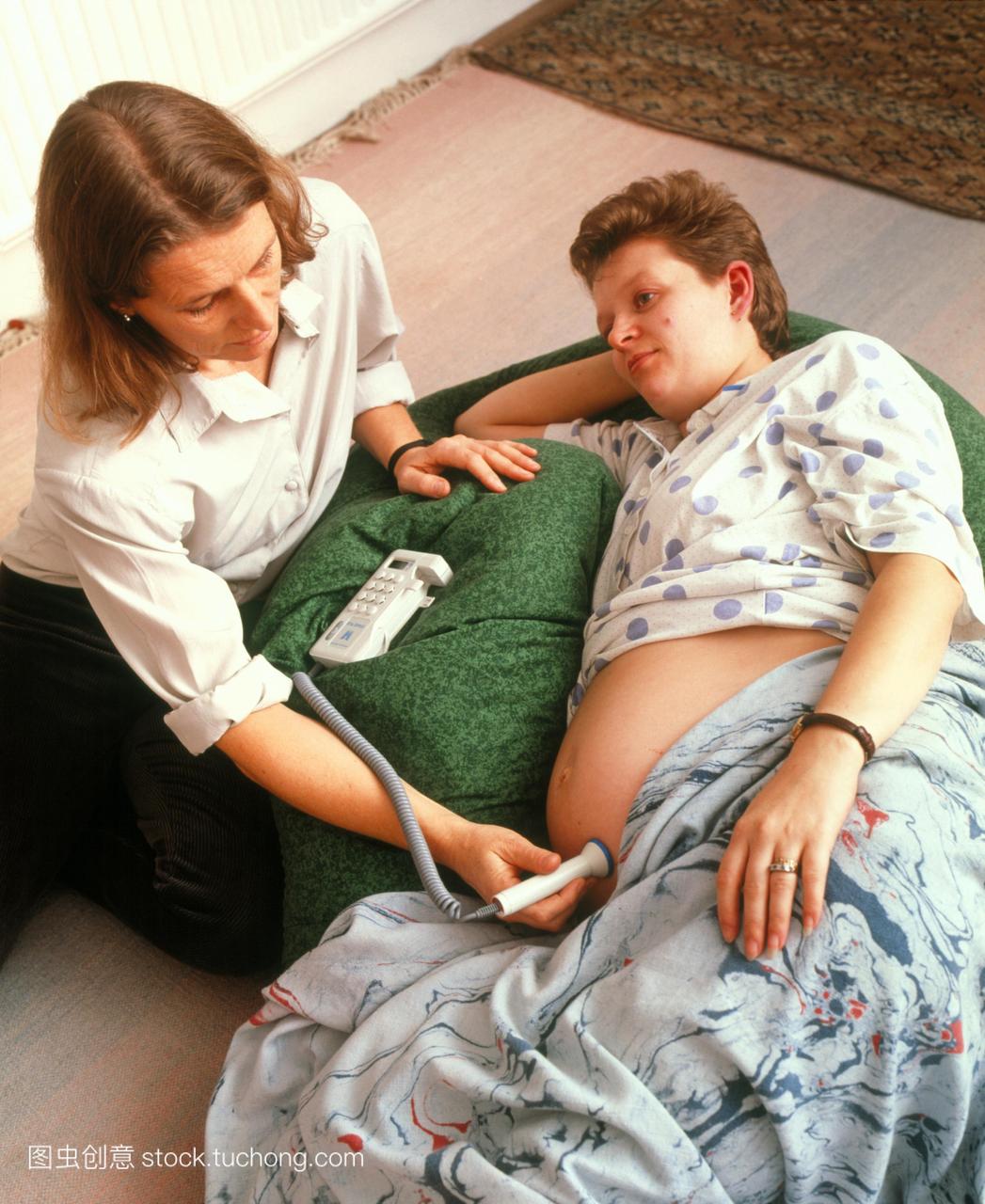 模型发布。胎儿多普勒超声检查。助产士检查胎