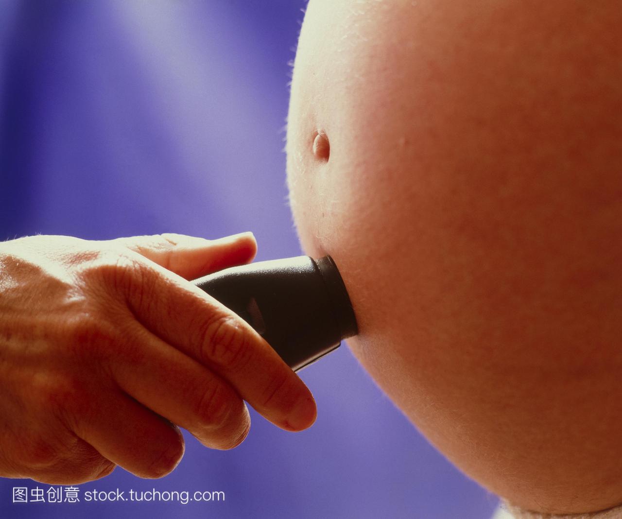 胎儿多普勒超声检查。牵手的换能器胎儿多普勒