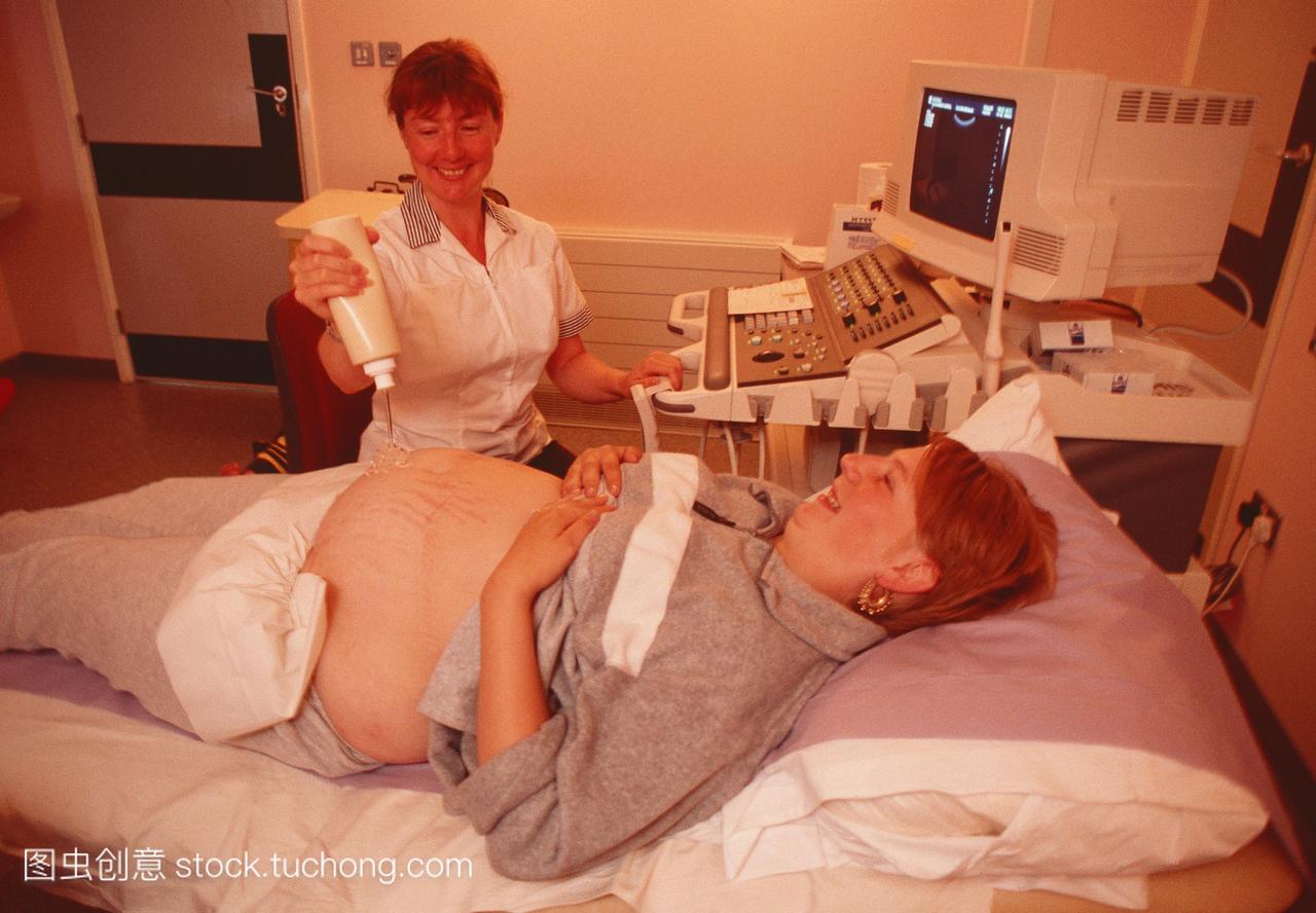 波扫描。卫生工作者将凝胶应用于孕妇的腹部有