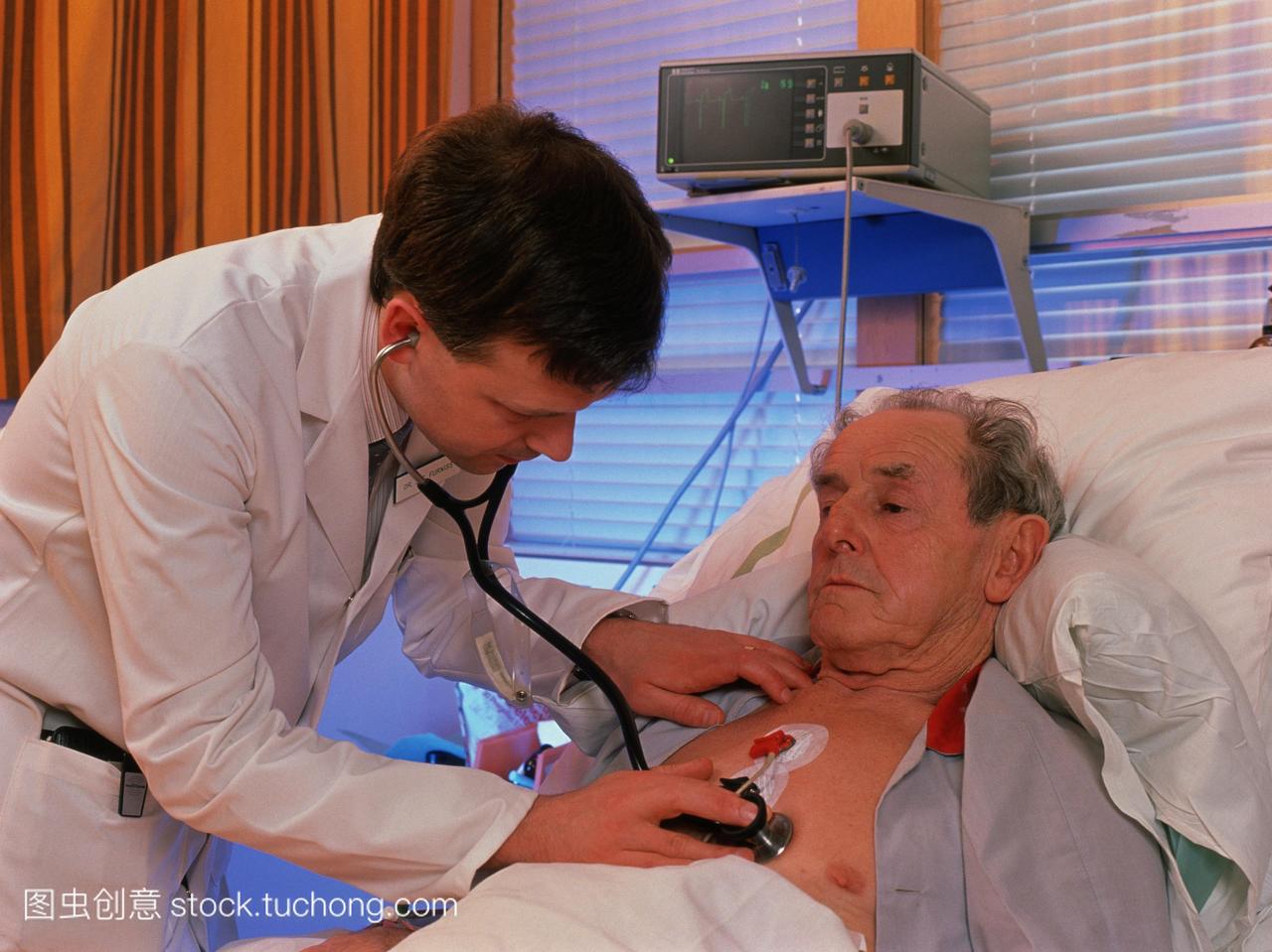 发布。冠心病监护老年男性病人被医生用听诊器
