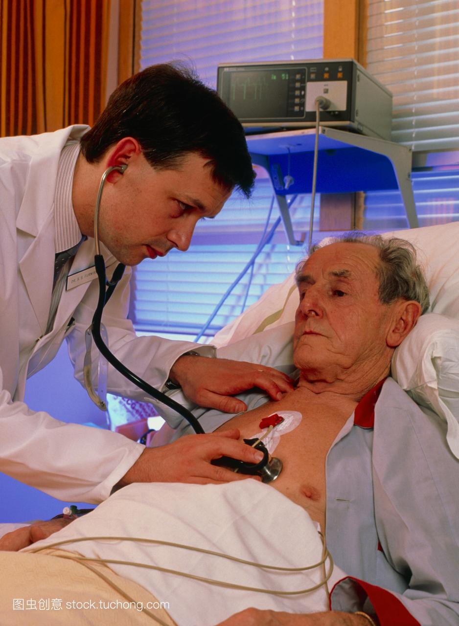 型发布冠心病监护老年男性病人被医生用听诊器