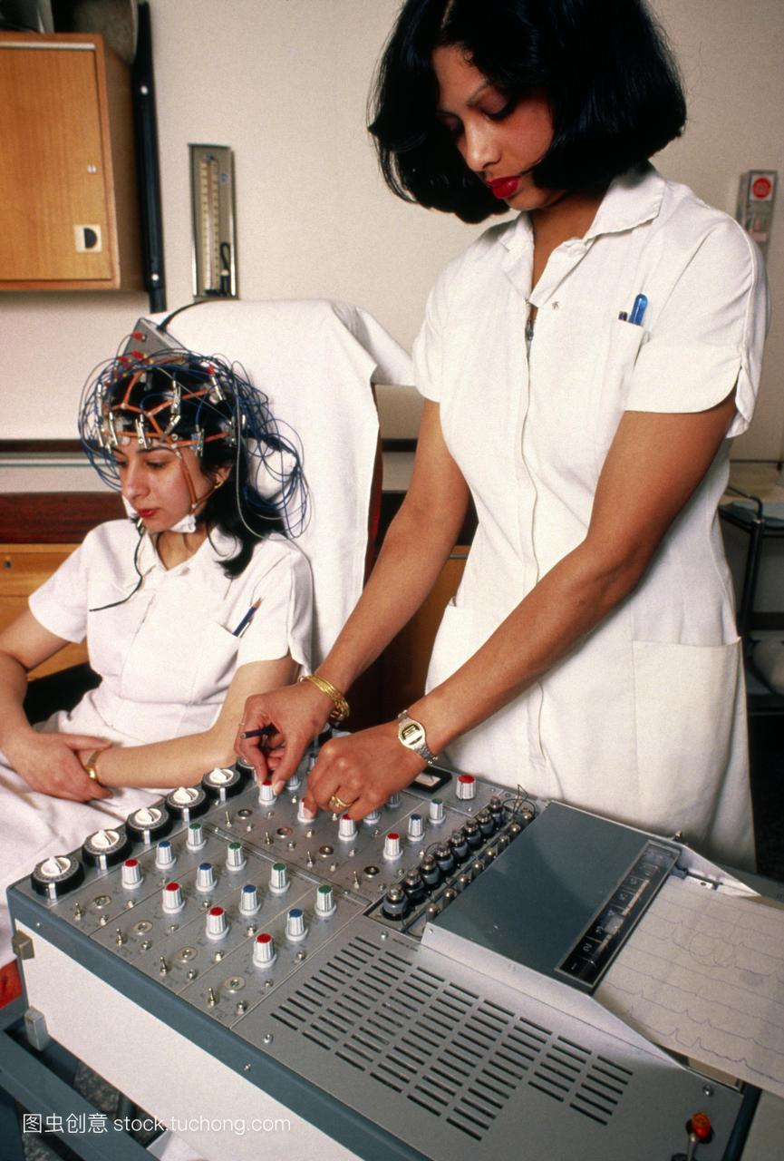 年轻女性背景接受脑电图检查。脑电图测试是用