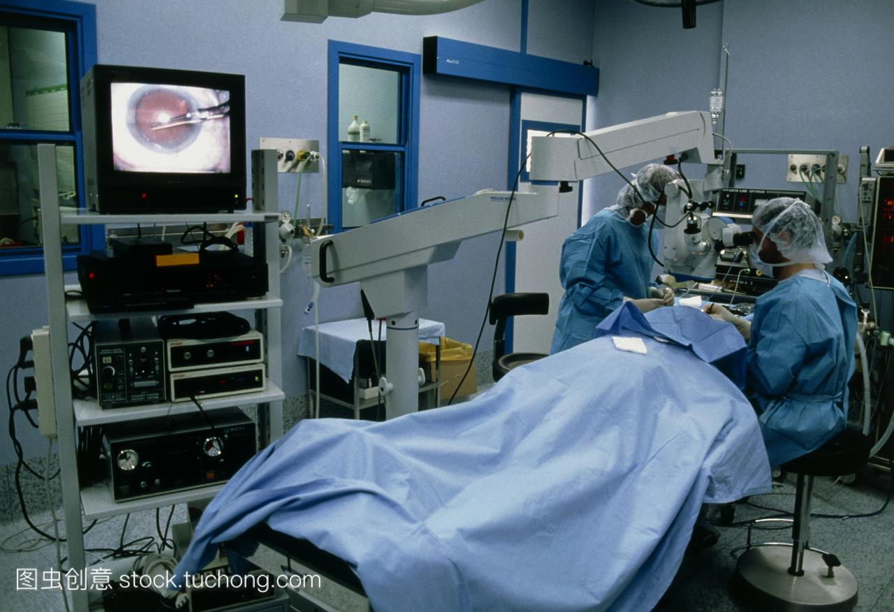 眼科显微手术。的外科医生透过显微镜中心停职