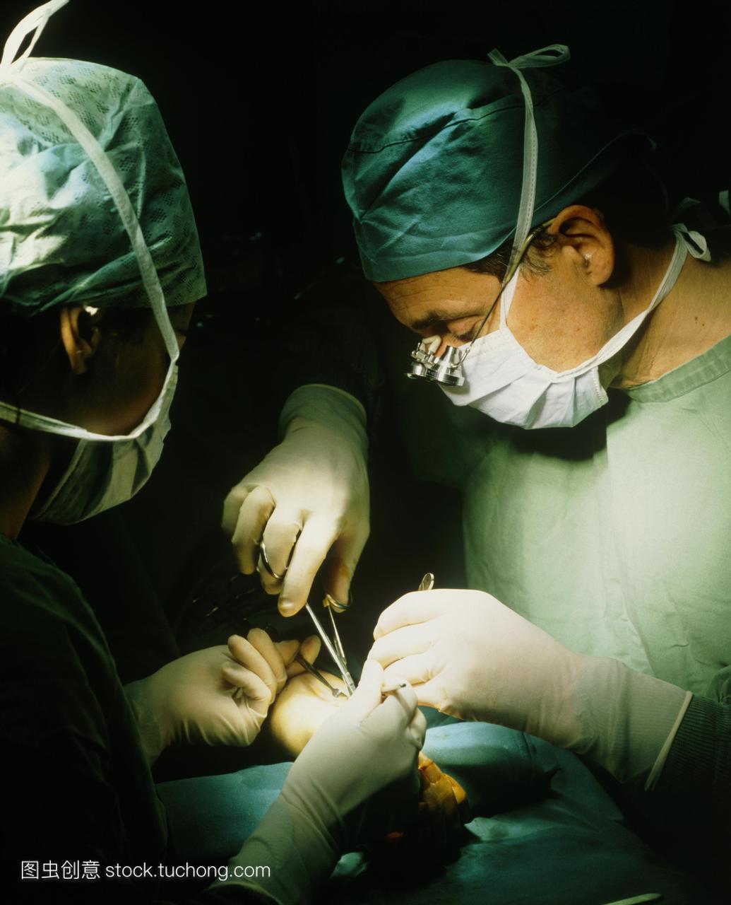 腕管综合症手术。外科医生在病人的手臂上操作