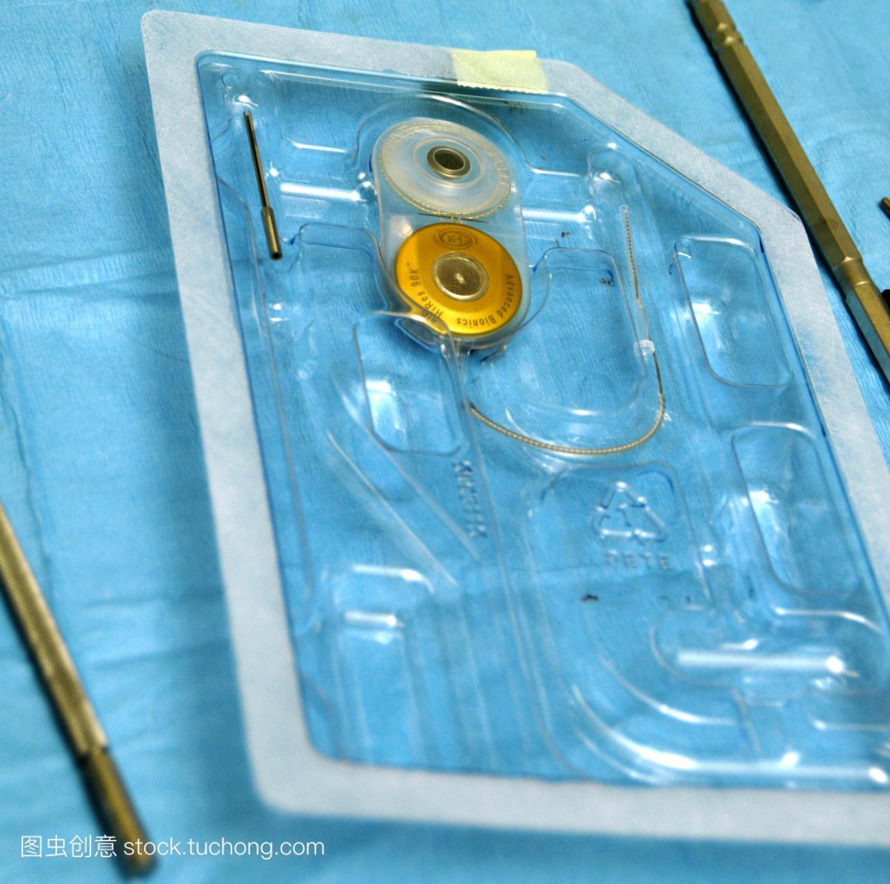 耳蜗植入物的包装,即将用于耳蜗植入手术。植