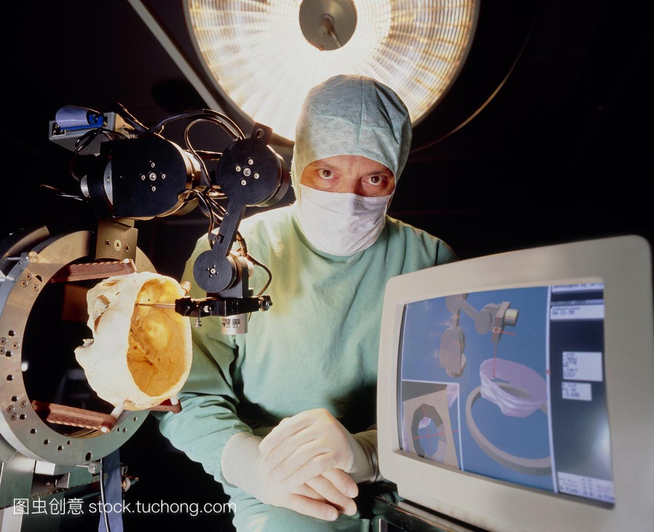 外科医生用计算机控制的机器人手臂用于脑部手