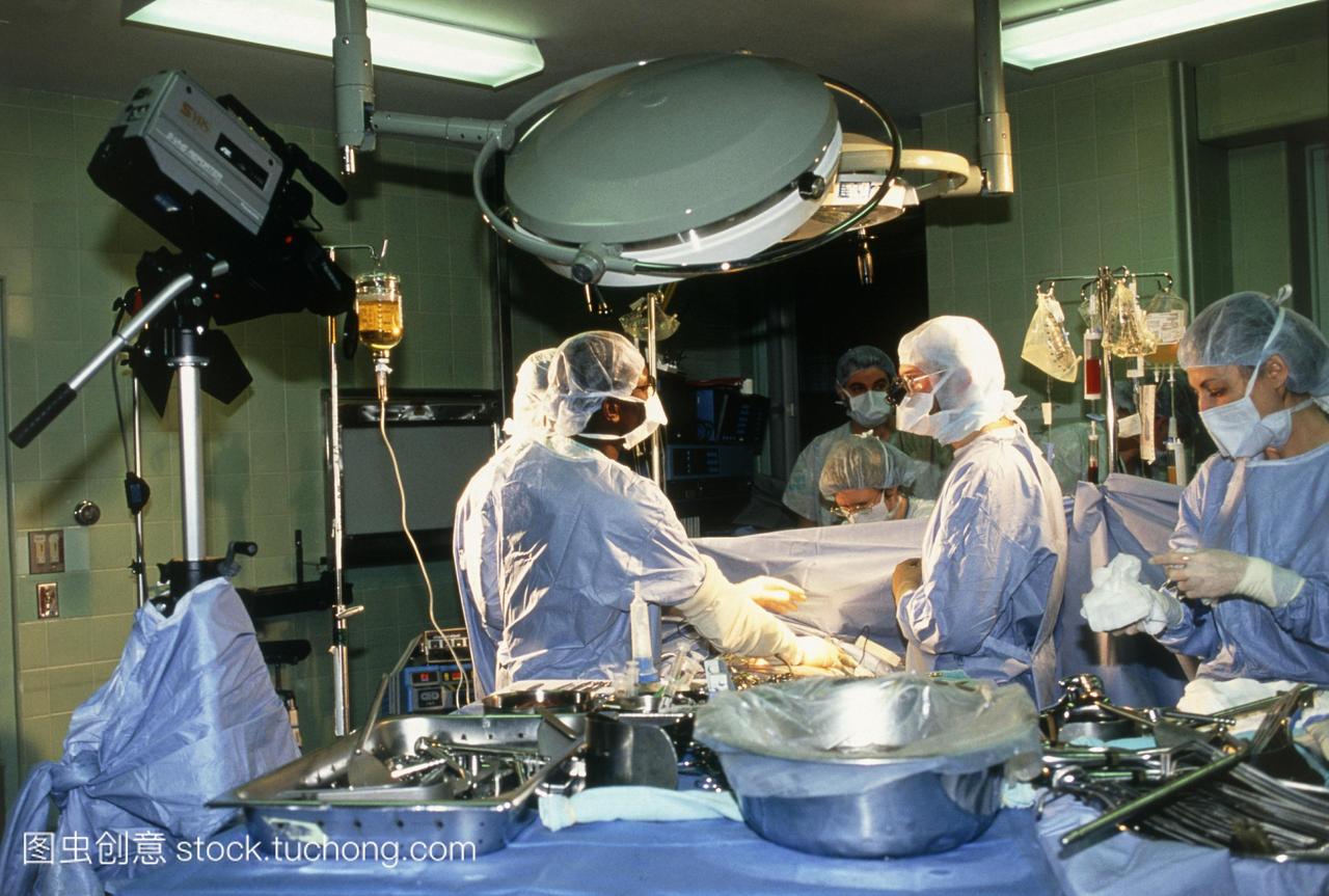 肝移植手术。在手术室手术团队执行儿童肝移植