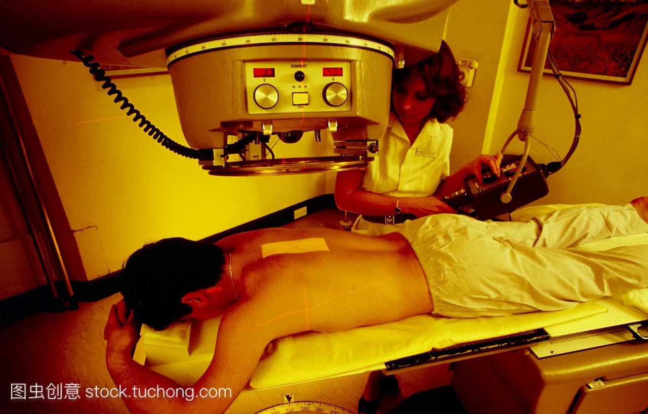 射线疗法使用钴弹,放射性钴-60是最常见的伽