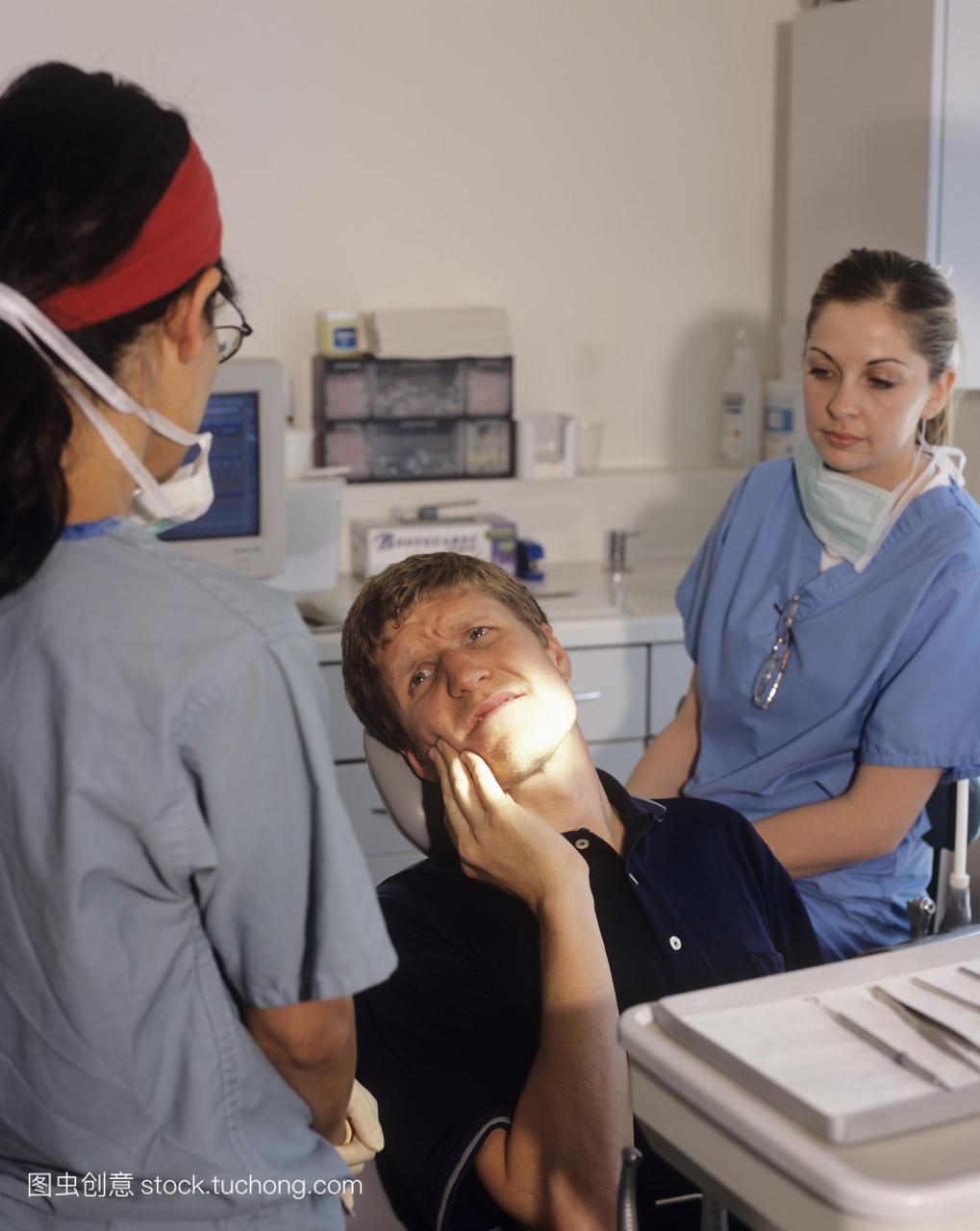 型发布。牙科检查。男病人因牙痛而下巴疼痛。