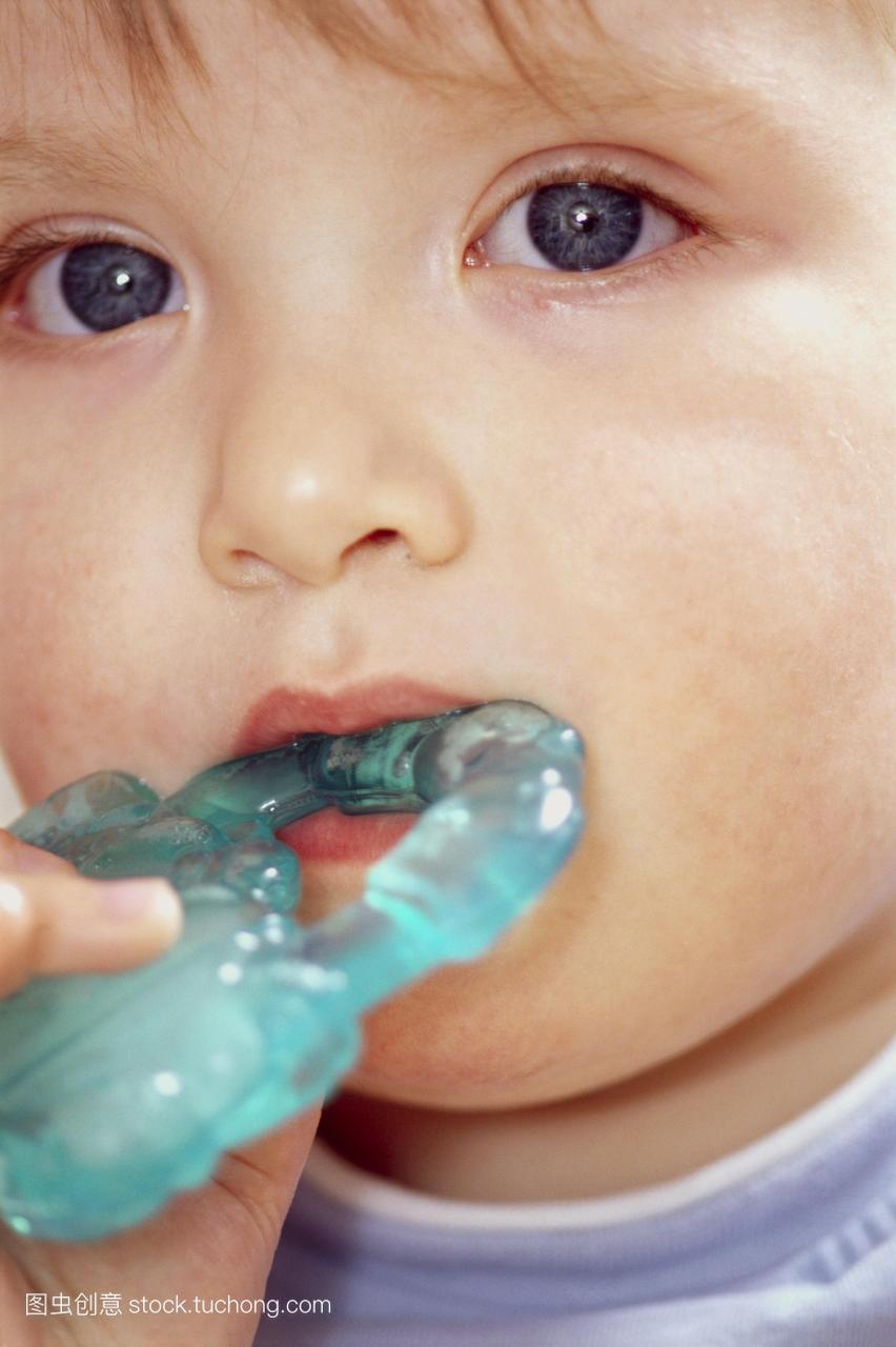 模型发布。孩子出牙。16个月男婴嚼橡皮环。