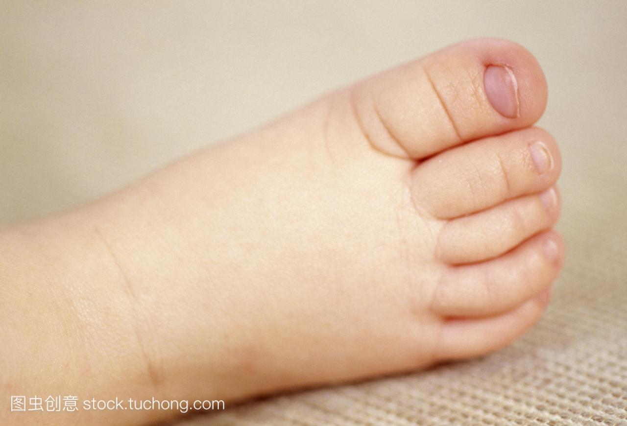 婴儿的右脚是一个7个月大的女婴