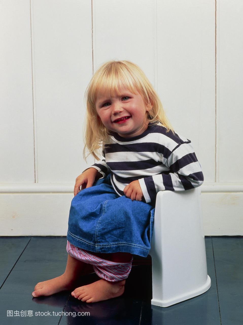 模型发布。如厕训练。一个两岁半女孩使用便盆