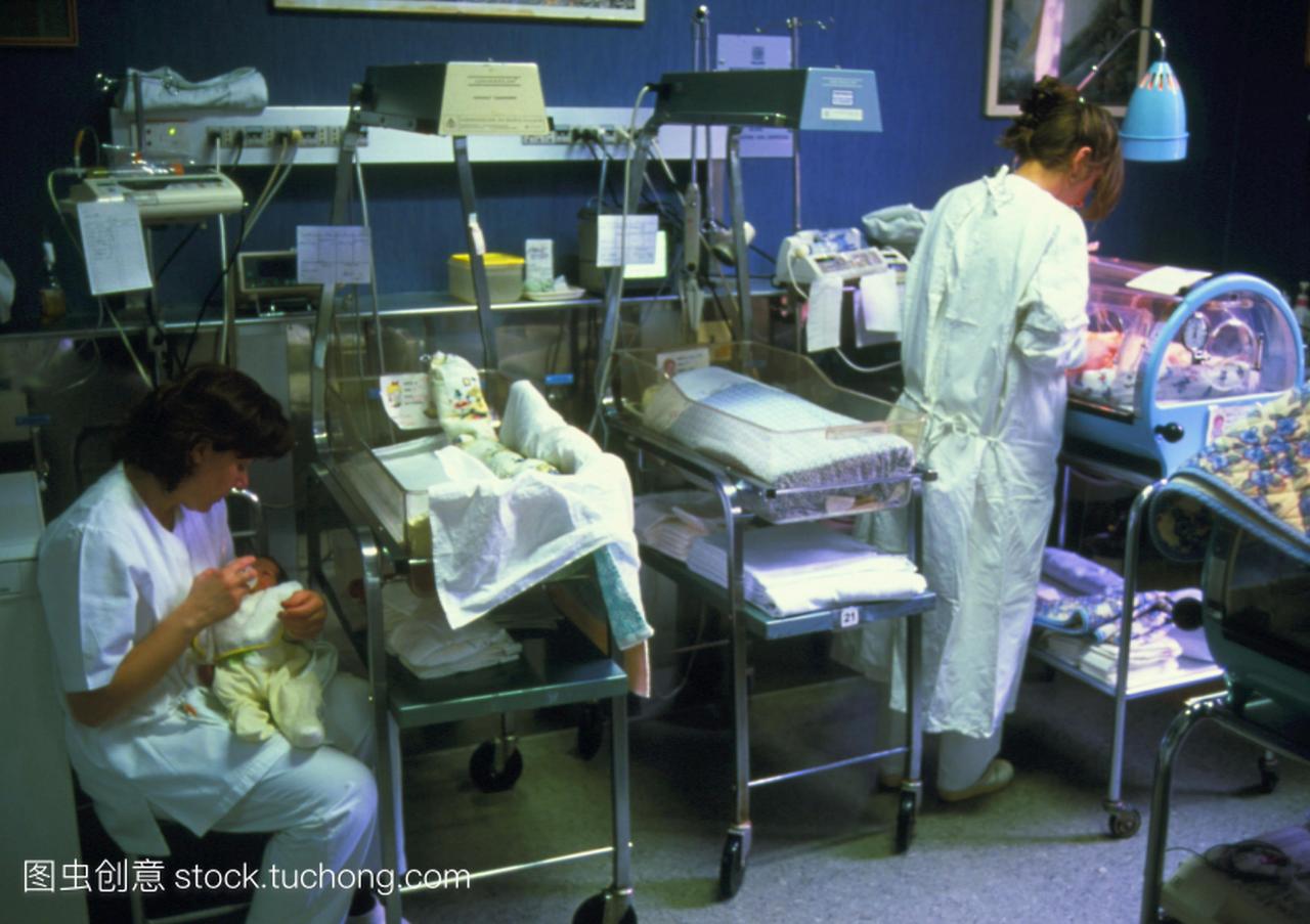 早产病房。在早产儿病房工作的护士的观点。左