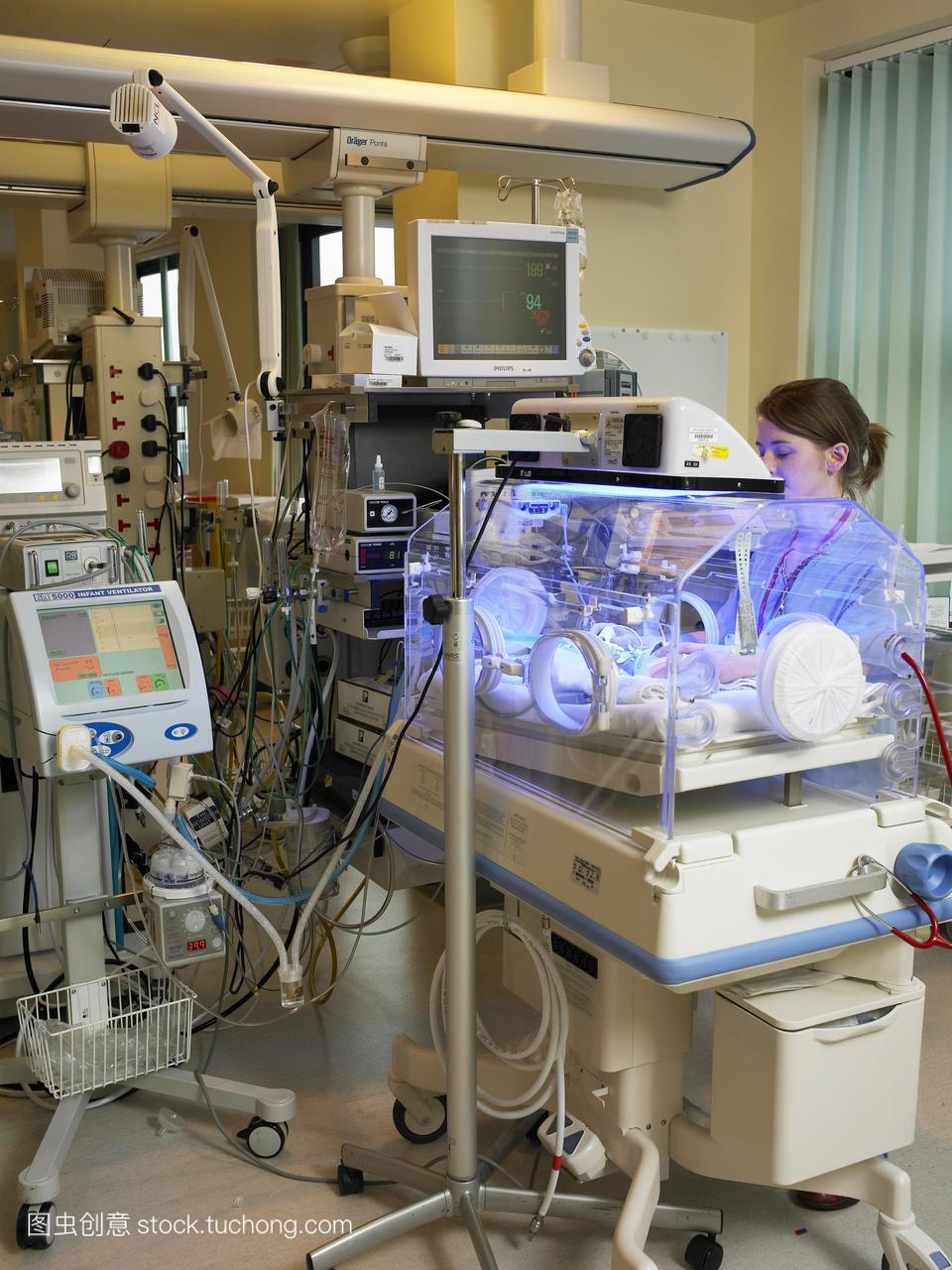 模型发布。光疗。护士照顾新生儿接受光疗治疗
