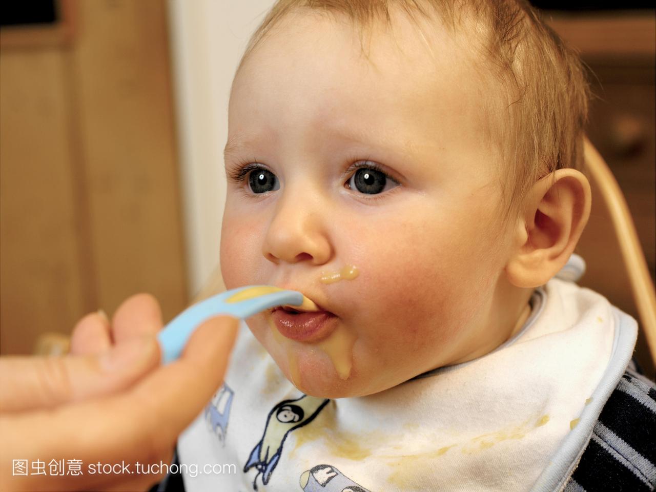 模型发布。小男孩被喂食,7个月大的小男孩用勺