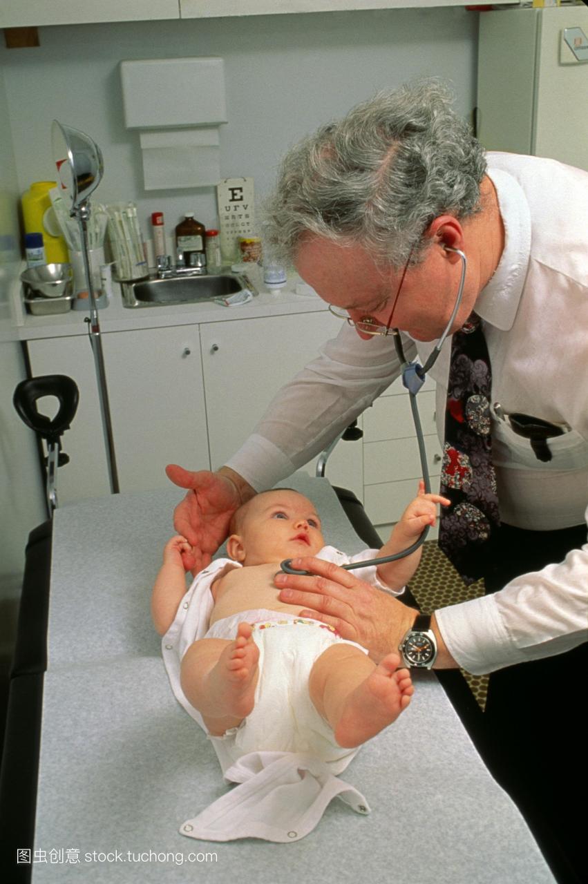 模型发布。儿科检查。医生用听诊器听婴儿的胸