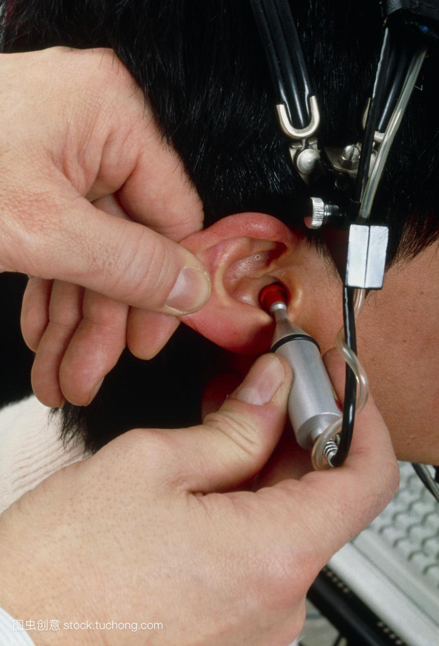 听力测试。人工耳蜗植入后的听力测试。一名技