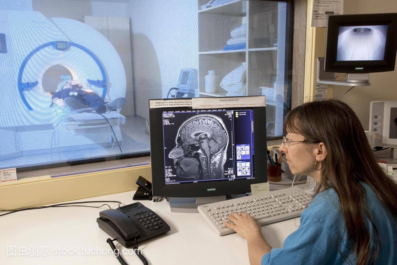 舌象研究。功能性磁共振成像(fMRI)扫描被用来