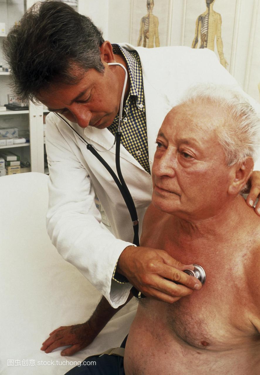 心脏和肺部检查。医生用听诊器在老人的考试。