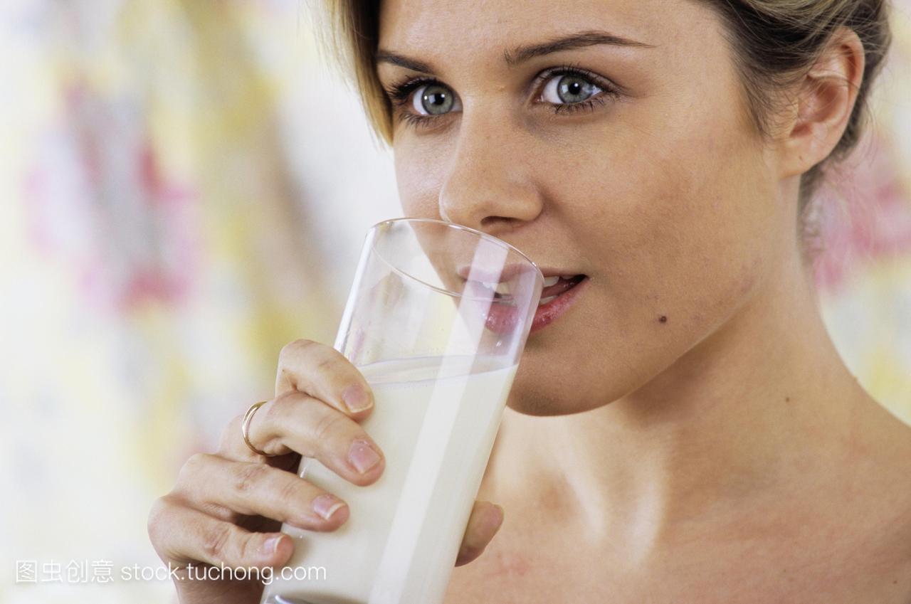 模型发布。女人喝牛奶。牛奶是膳食钙的好来源