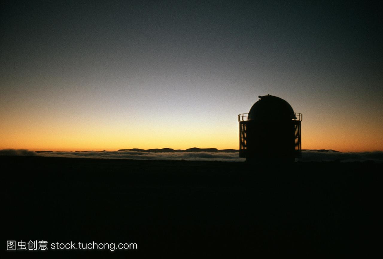 南非天文观测台saao在黎明时分的圆顶。这座