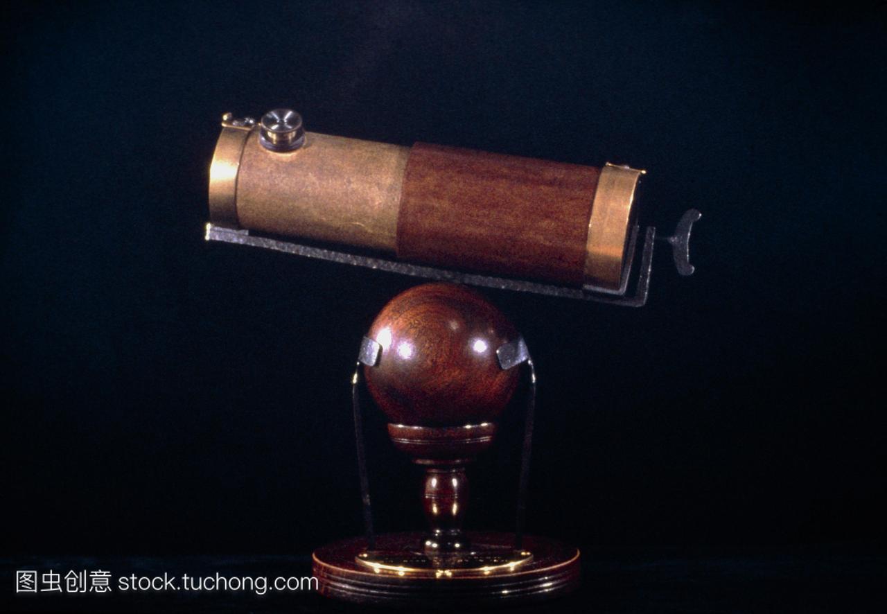 19世纪模型艾萨克·牛顿爵士的反射式望远镜也称为牛顿望远镜。这是第一个反射式望远镜在1670年左右建成。这是今天太多的业余天文学家所使用的相同类型。它有一个抛物面主镜和平坦的对角镜反射光线到一个目镜安装在管。45度视角可用于斜镜的地方。牛顿望远镜的焦距约15厘米放大了约30倍。