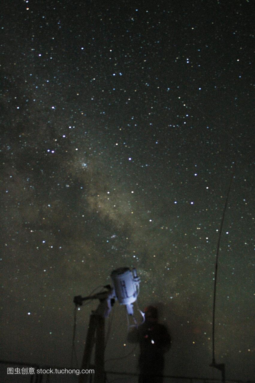 在南极洲的夜空。天文学家使用望远镜晚上在康