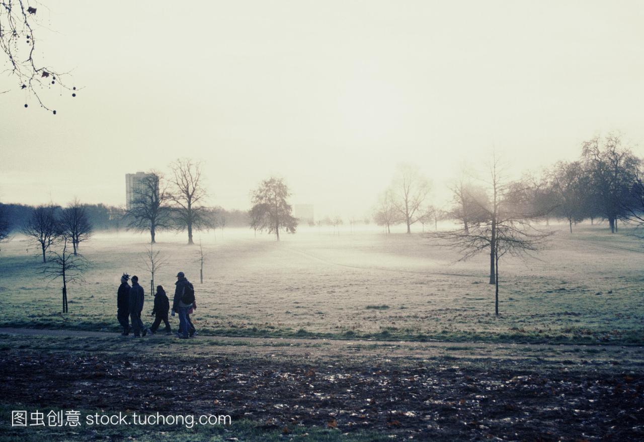 家人走在海德公园伦敦英国在冬天。