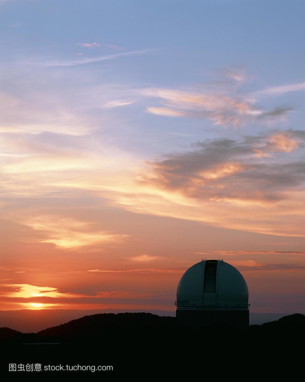 英澳望远镜。在盎格鲁-澳大利亚望远镜圆顶下
