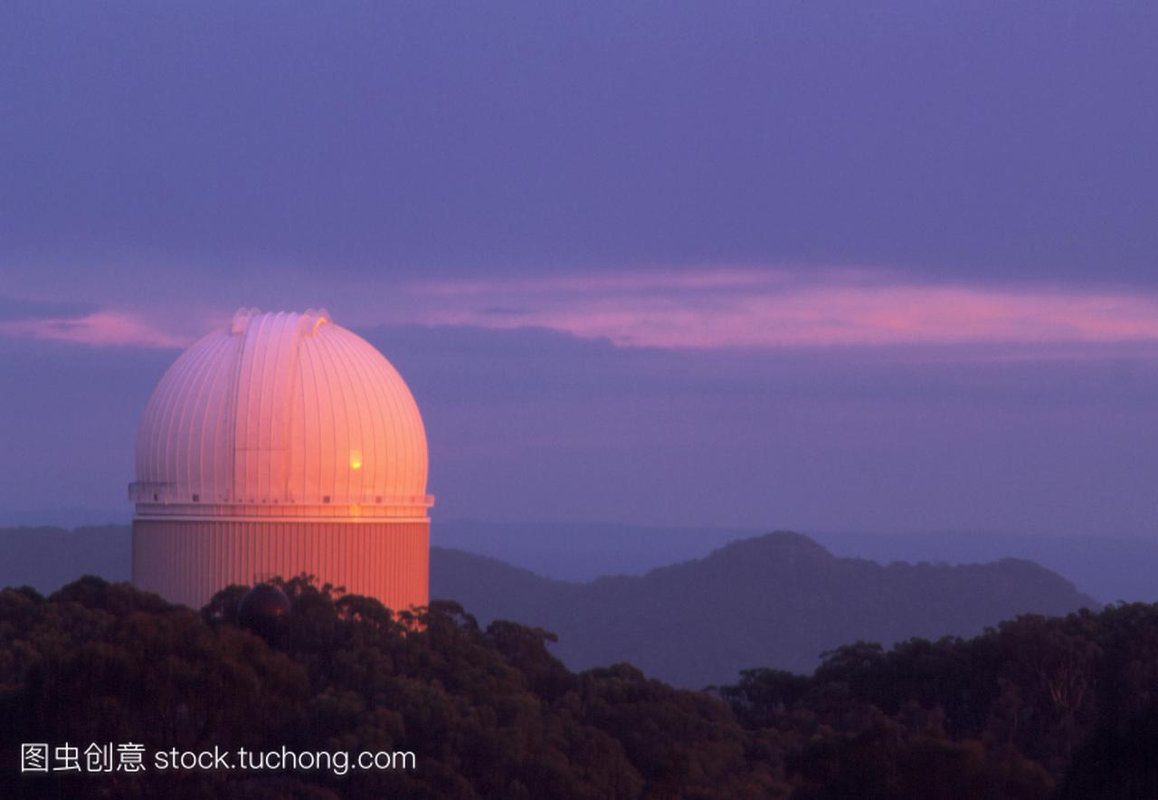 英澳望远镜。英国-澳大利亚望远镜aat在日出时